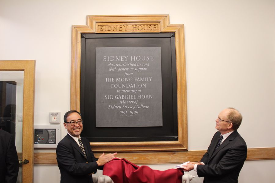信興集團主席兼行政總裁蒙德揚先生與英國劍橋大學Sidney Sussex College校長Professor Richard Penty一同主持牌匾揭幕儀式，標誌Sidney House隆重開幕。
